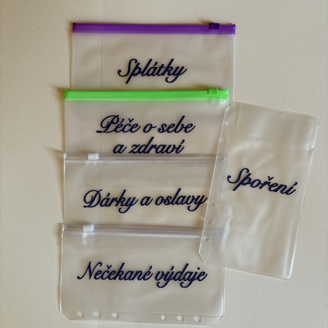 Kapsy_modry_napis.jpeg a